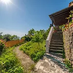 Tomazos Fay\'S House